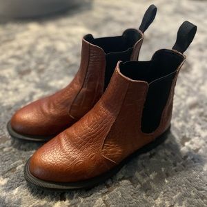 Dr. Marten Kensington flora chestnut boot